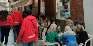 マラガ市内を歩くデンマーク代表選手