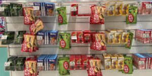 デンマークのスーパーに並ぶ日本のお菓子