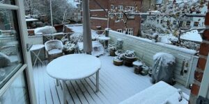 雪景色のテラス